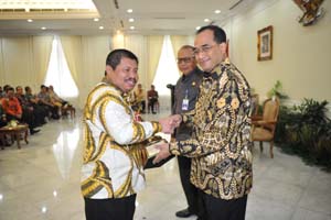  Bupati Amril Terima Penghargaan WTN